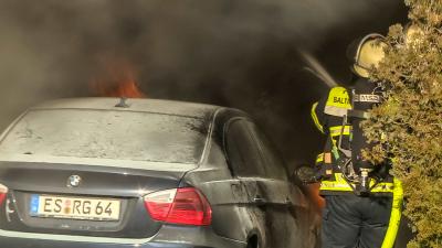 Baltmannsweiler: Pkw brennt an Wohngebaeude - 1 Person verletzt